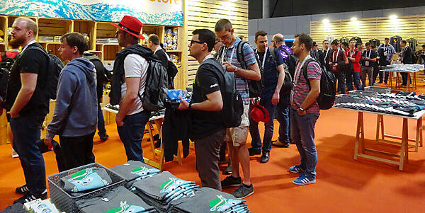 買い求める参加者の列が途切れない