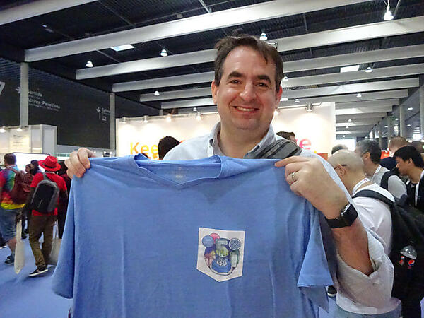 Kubernetesの5周年記念Tシャツを購入するKohn氏