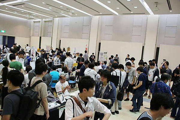 会場内は移動に困らない程度の人数に保たれていた