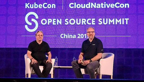 Linus Torvalds氏（左）とDirk Hohndel氏（右）
