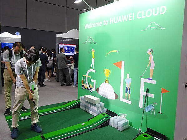 ミニゴルフで遊ぶ参加者