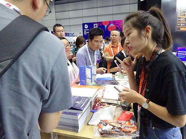 受付にはノベルティを求める参加者が多数訪れた