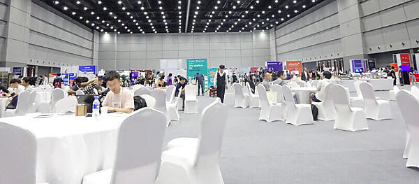 展示会場中央にはミーティングスペース