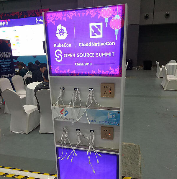 ミーティングスペースに設置された充電ステーション