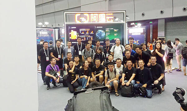 Alibaba Cloudのブースではみんなで記念撮影