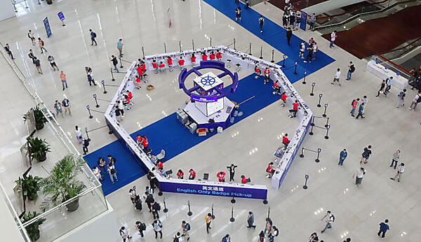 上から見るとレジストレーションカウンターも七角形