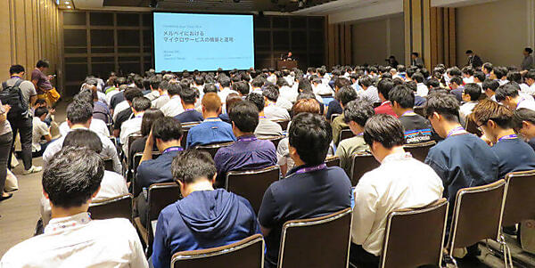 満員のセッション会場。立ち見の参加者も