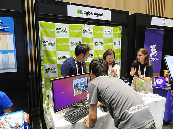 背中を見せているのはKubernetesのコントリビューターでもある青山真也氏だ