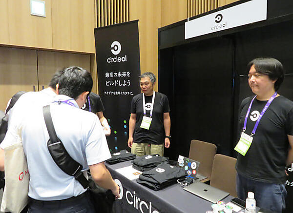 黒が基調のCircleCIのブース