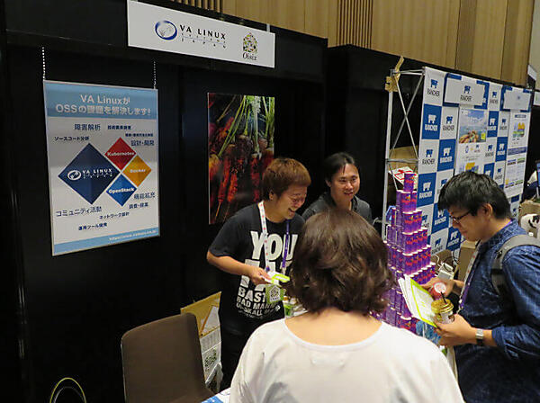 Oisixの野菜ジュースを配布するVA Linuxブース