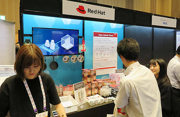 レッドハットはロゴ入りグッズの物量で勝負