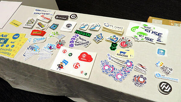 イベントの定番であるステッカーの配布も