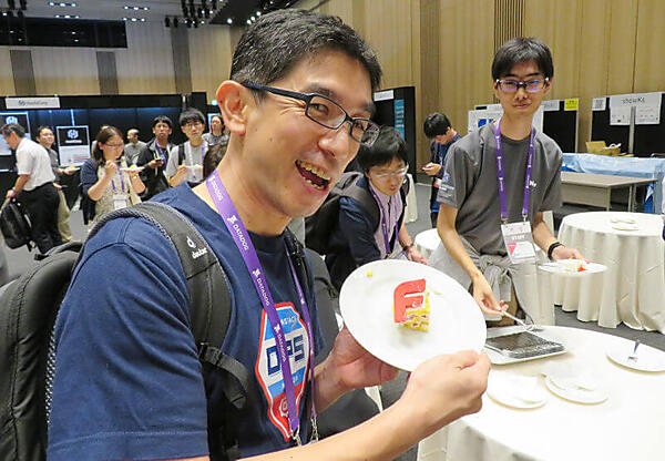 ケーキを食べる直前のNTTの水野氏