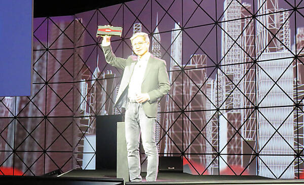 データセンター向けのFPGA製品、Alveoを掲げるペン氏