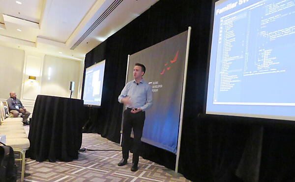 プレゼンテーションを行うRob Armstrong氏