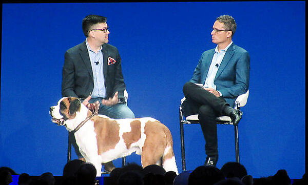 IDEXXのCIOとHerstein氏。でも大人気だったのは犬のほう