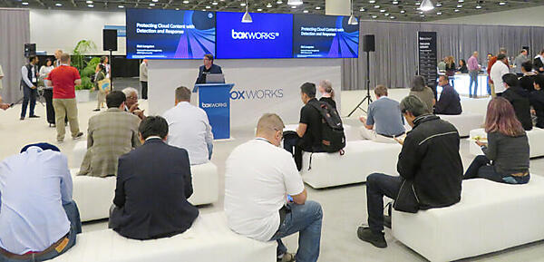 ミニシアターでのプレゼンテーション