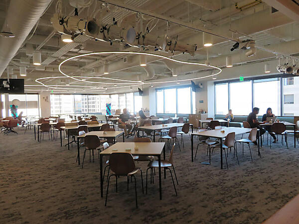 解放感のあるNew Relicのカフェテリア