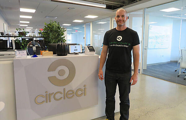 サンフランシスコオフィスのエントランスで