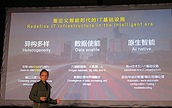 ファーウェイの戦略を解説するXiaoli氏。ARMだけ色付きなのが不思議