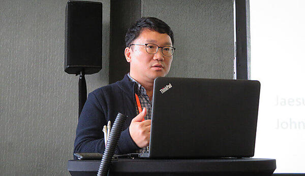 プレゼンテーションを行うSK TelecomのJaesuk Ahn氏