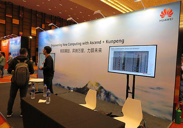 Huaweiのブース。徹底的にお金が掛かっていない