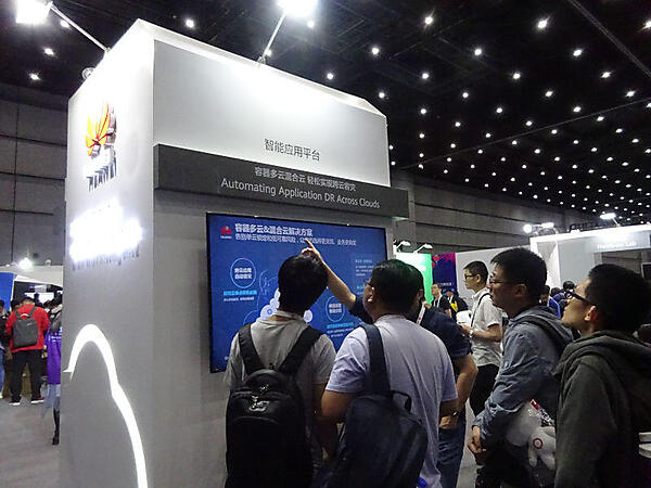 2019年6月のKubeConでのHuaweiブース。モニターを見入る参加者