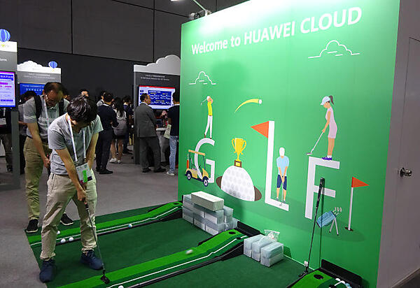 2019年6月のKubeConでのHuaweiブース。ミニゴルフに興ずる参加者
