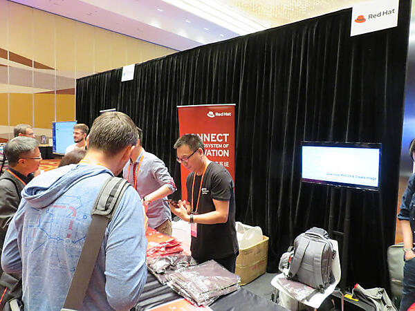 ひたすらTシャツを配布するRed Hatブース