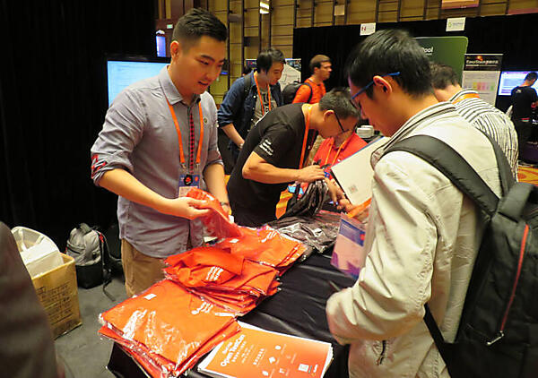 リーフレットよりもTシャツの種類が多いRed Hatブース