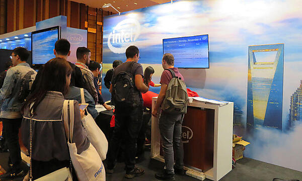 Intelのノベルティ配布ブース。Tシャツはアメリカ製よりも高品質