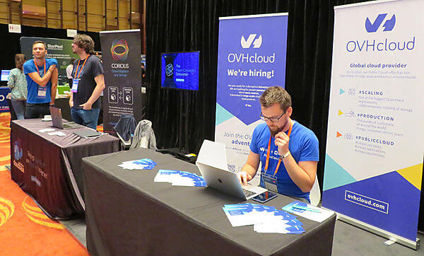 OVHcloudはモニターすら置かない最小限の展示