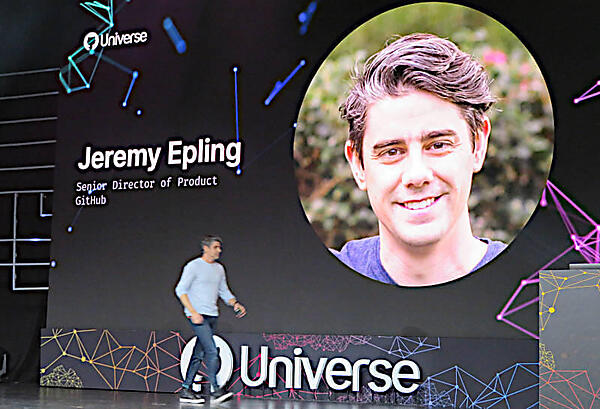 デモを行うために登壇したJeremy Epling氏