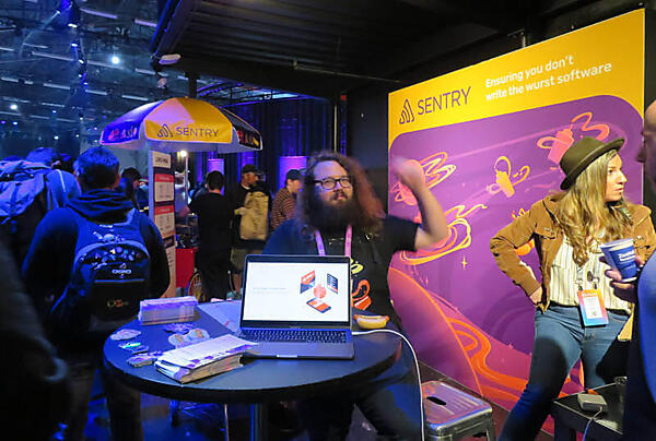 通路に設置されたSentryのブース。ホットドッグの配布が大人気