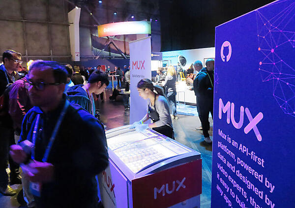 MUXはアイスクリームを配布。こんなところに工夫がある