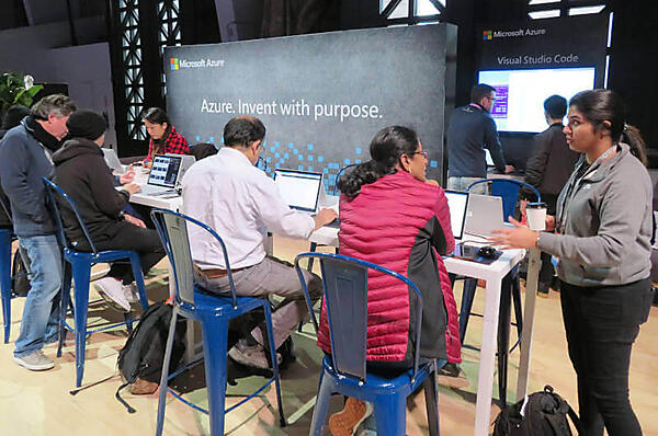 Microsoftはデスクと椅子を提供して人気を博していた