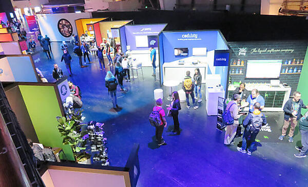 通路に設置されたブース。ジグザグの配置が効果的