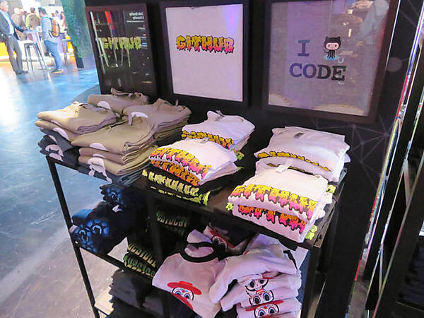 オフィシャルショップで売られている公式グッズ