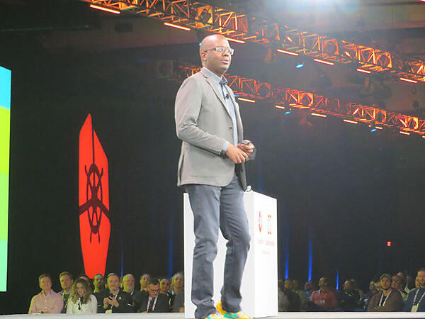 プロジェクトアップデートを紹介するLiles氏