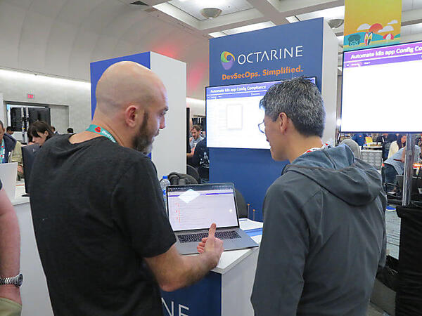 KubeConのブースで説明を行うOctarineのエンジニア