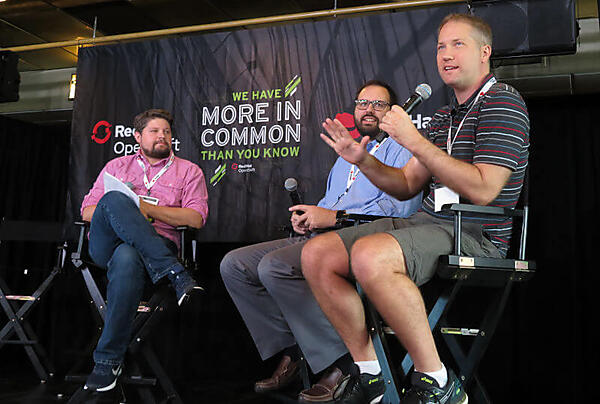 解説を行うBarrett氏（中）とColeman氏（右）