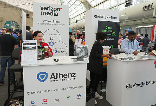 Verizonは直接的に「We're Hiring!」と訴求。