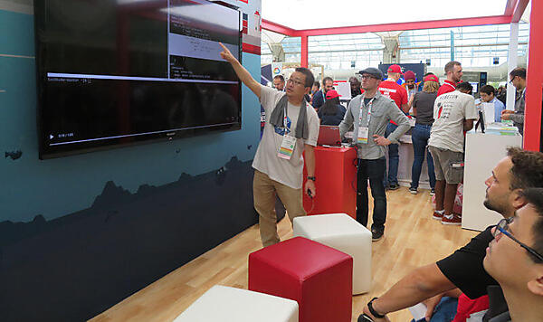 Tシャツにタオルというスタイルでプレゼンを行うレッドハット株式会社の林氏