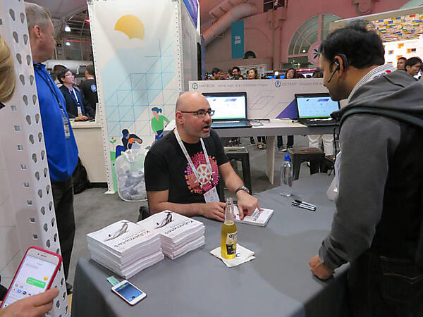 書籍にサインを行うJoe Beda氏