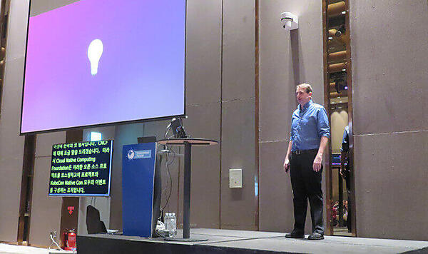 キーノートに立つCNCFのExecutive Director、Dan Korn氏