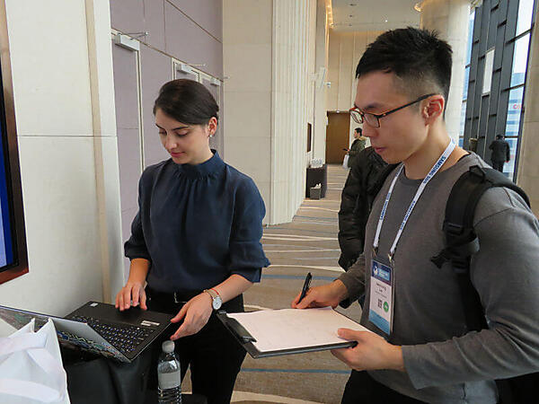 セッション後、参加者からの質問に答えるGamanji氏