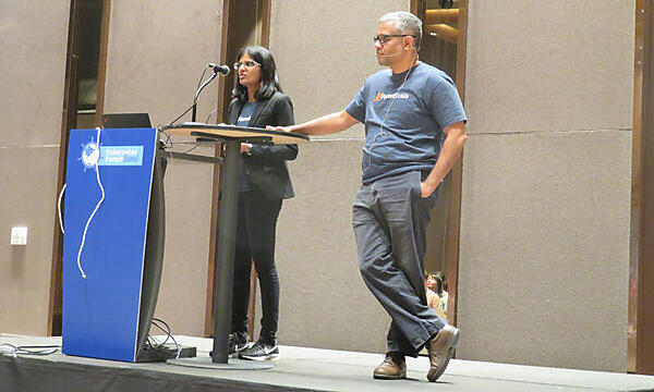 プレゼンテーションを行うPlanetScaleのエンジニア、Sigireddi氏（左）とCEOのVaidya氏