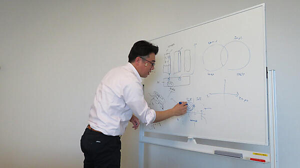 ホワイトボードを使って説明する谷口氏