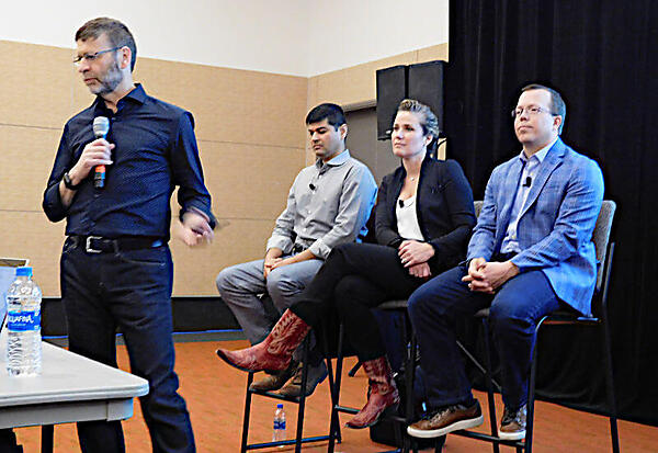 2019年のRed Hat Summitでプレスの質問に応えるCormier氏