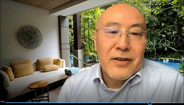 Zoomのバーチャル背景を使いこなすコミュニケーション・ディレクター、伊藤健二氏